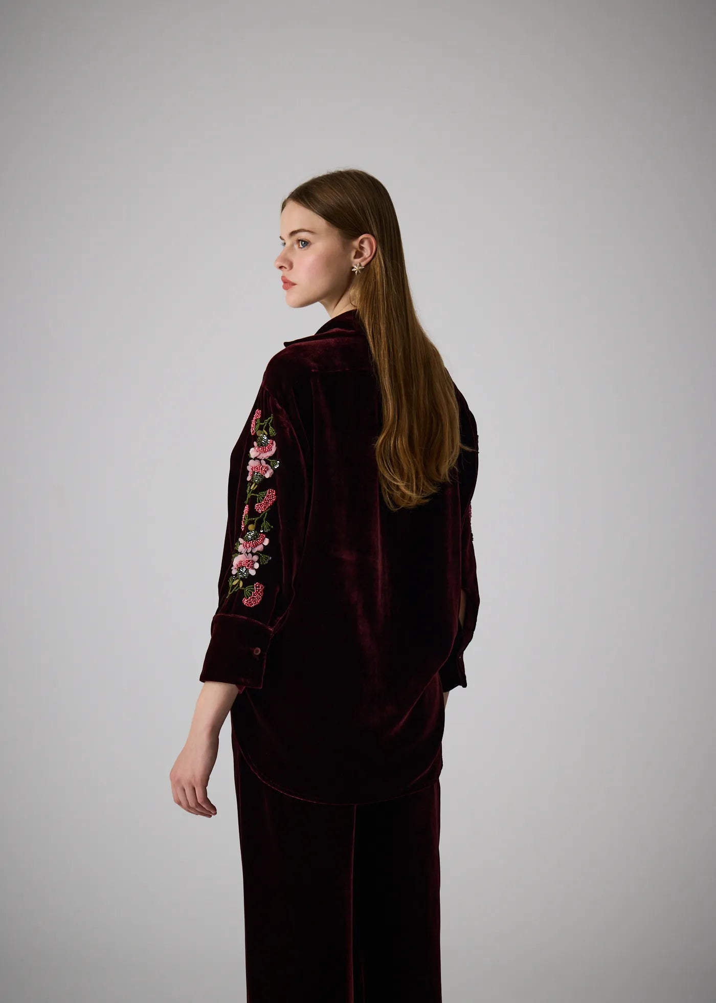 
                  
                    The E set hand embroidered velvet choco brown
                  
                