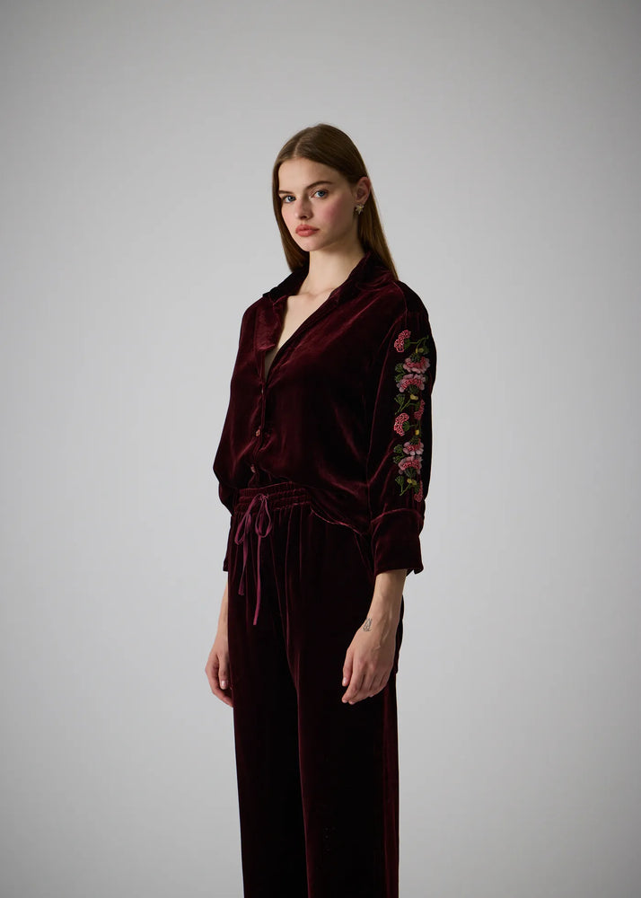 
                  
                    The E set hand embroidered velvet choco brown
                  
                