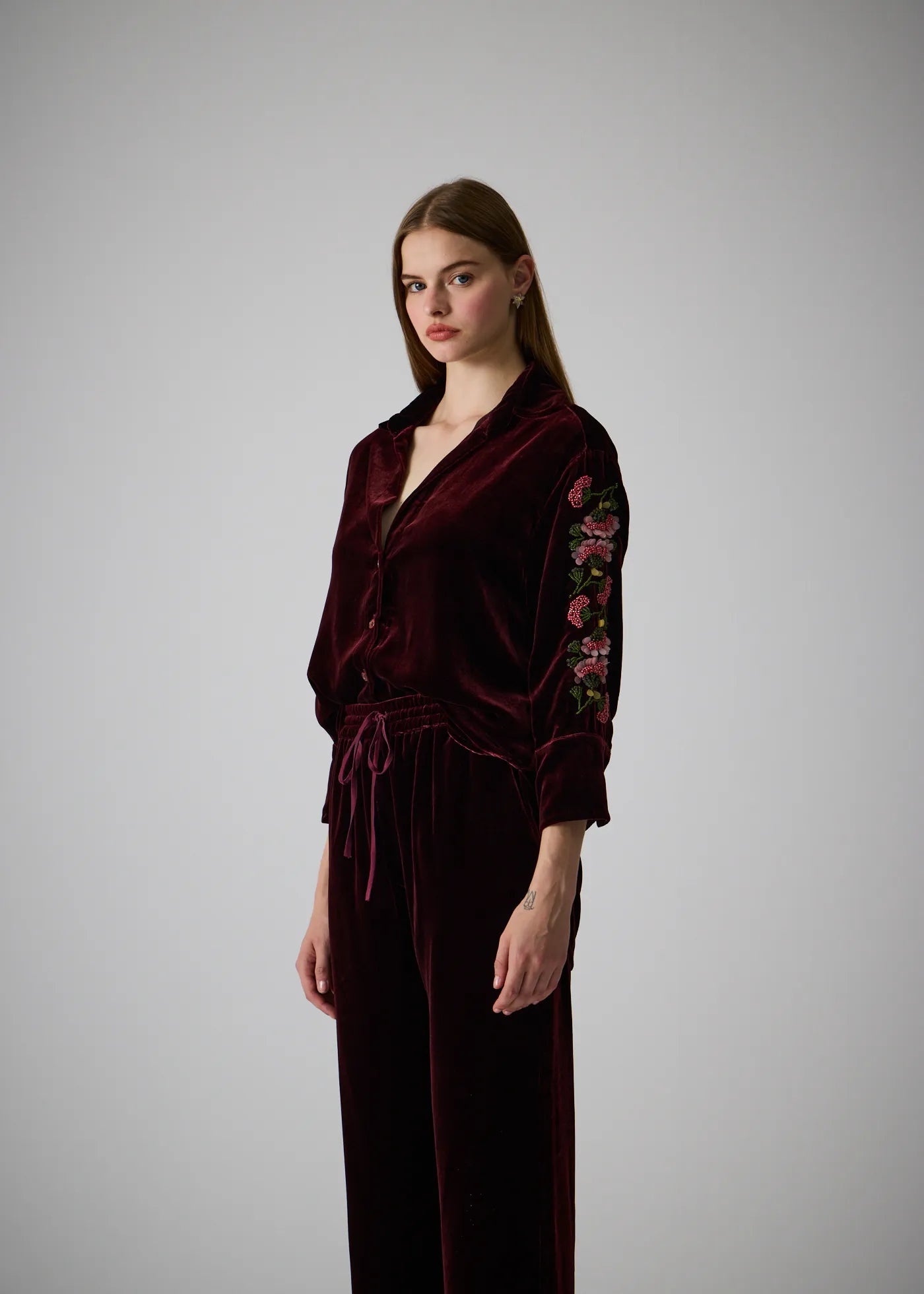 
                  
                    The E set hand embroidered velvet choco brown
                  
                