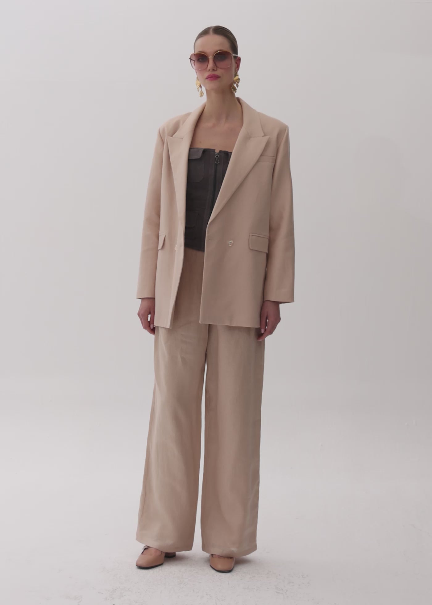 
                  
                    Load and play video in Gallery viewer, Caro linen oversize blazer
                  
                