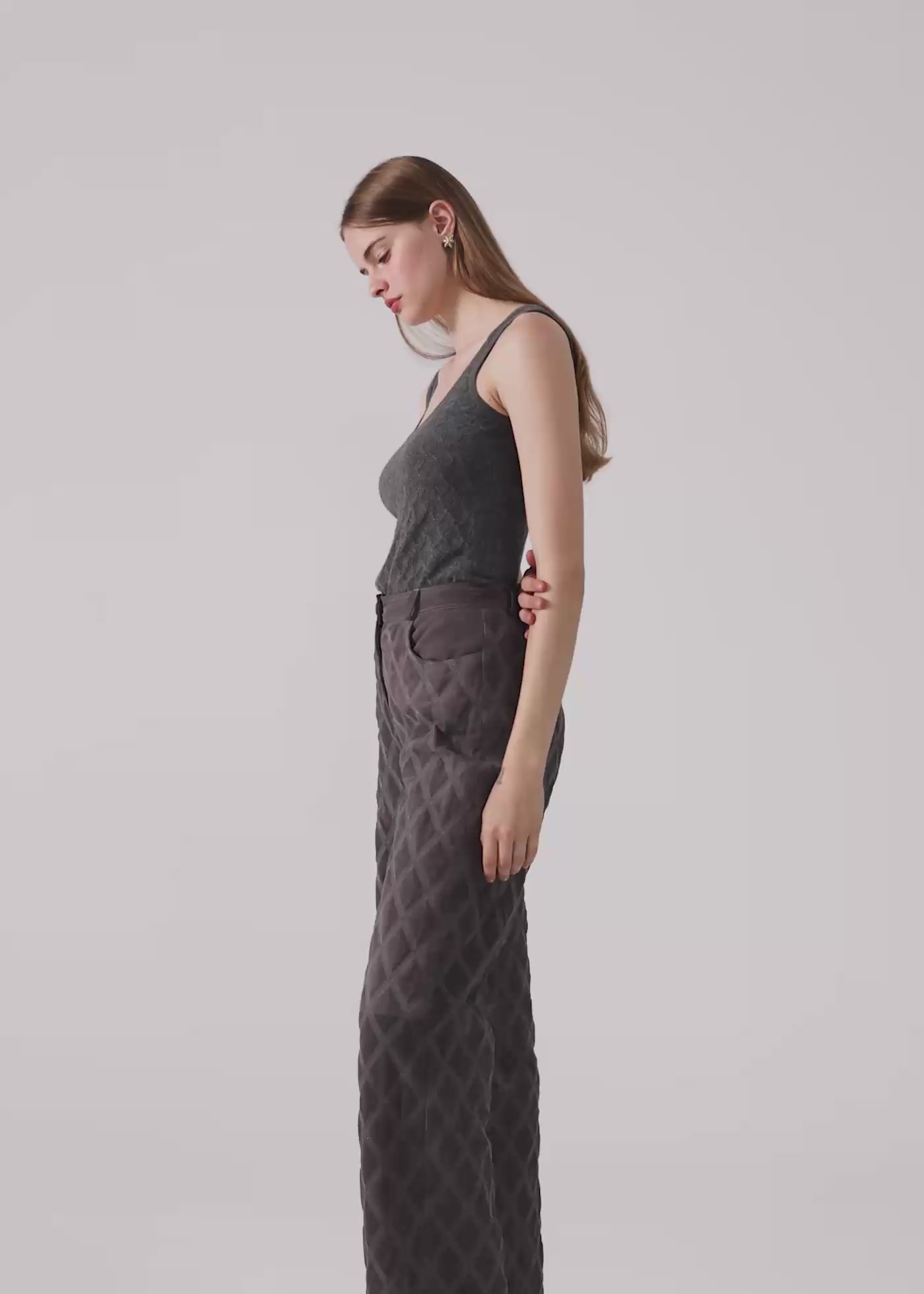 
                  
                    Load and play video in Gallery viewer, Efe cashmere t-top gray
                  
                