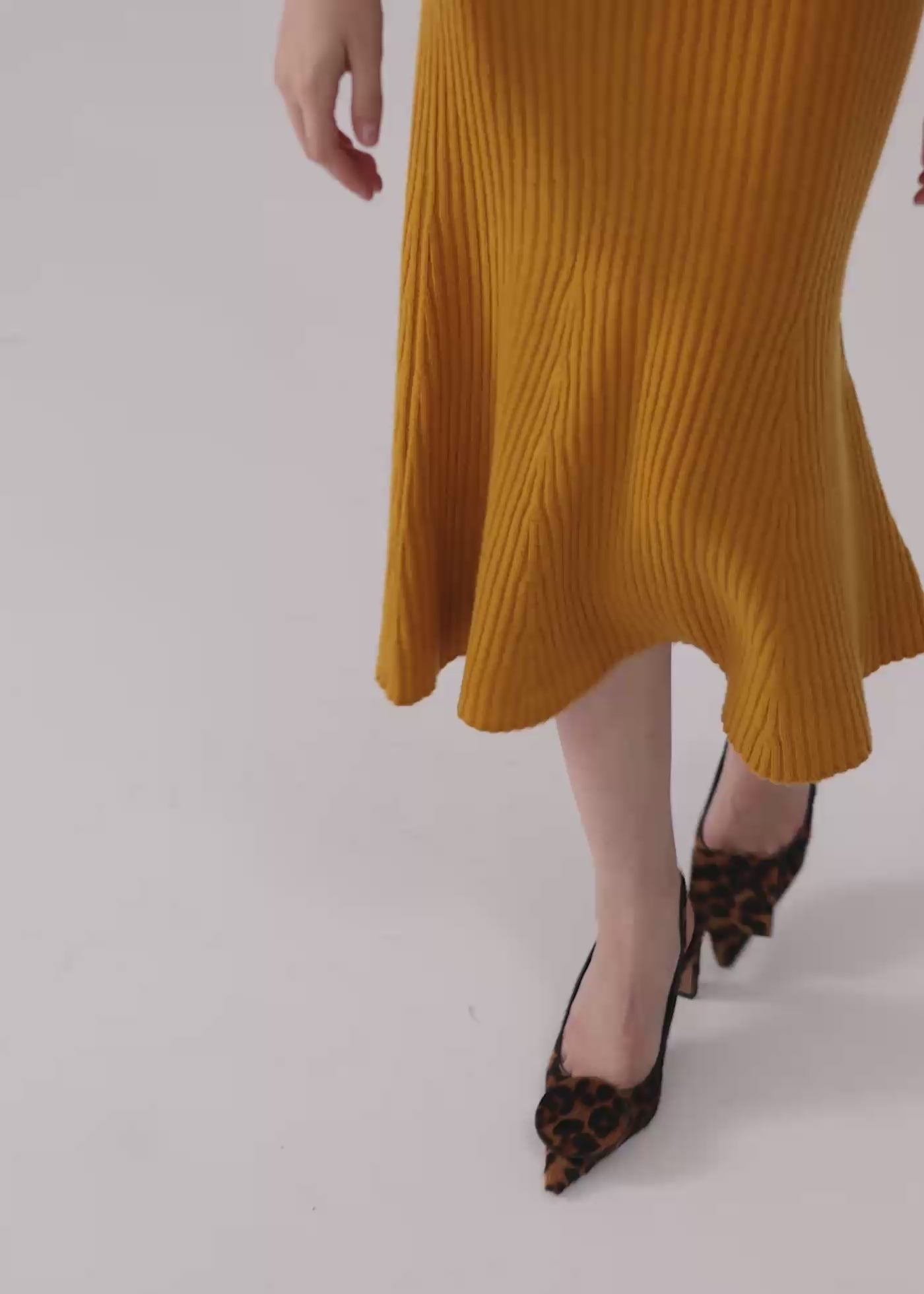 
                  
                    Load and play video in Gallery viewer, Vita cashmere skirt Mustard
                  
                