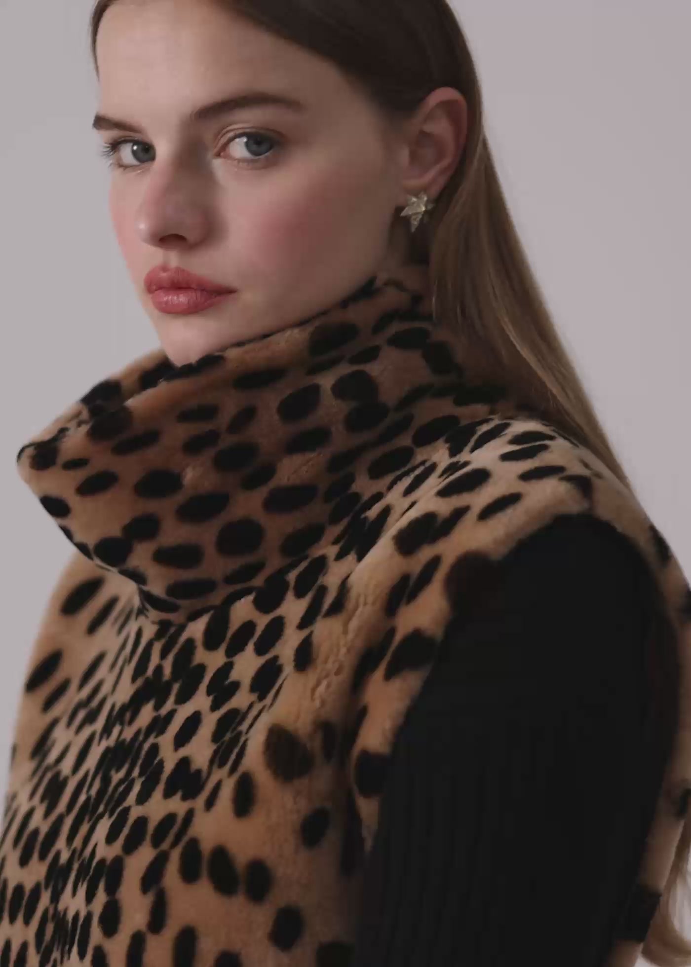 
                  
                    Load and play video in Gallery viewer, Rahel Shearling Vest
                  
                